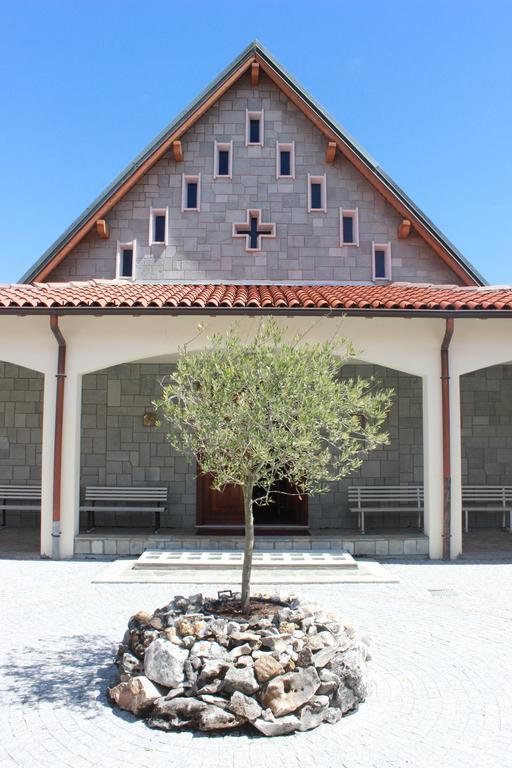 Centro Di Spiritualita Maria Candida Армено Экстерьер фото